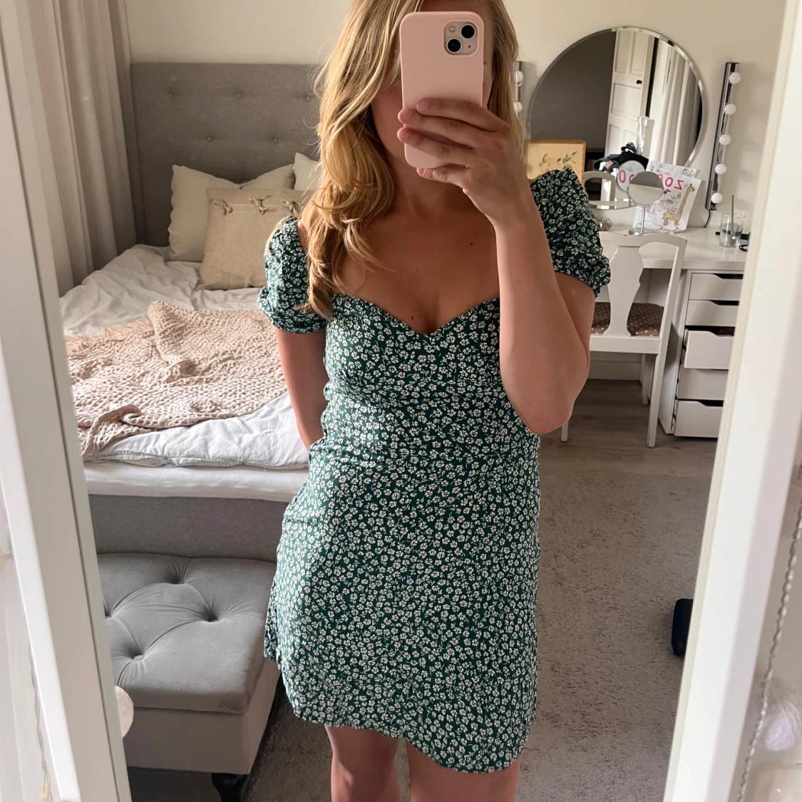 Grön blommig kortklänning