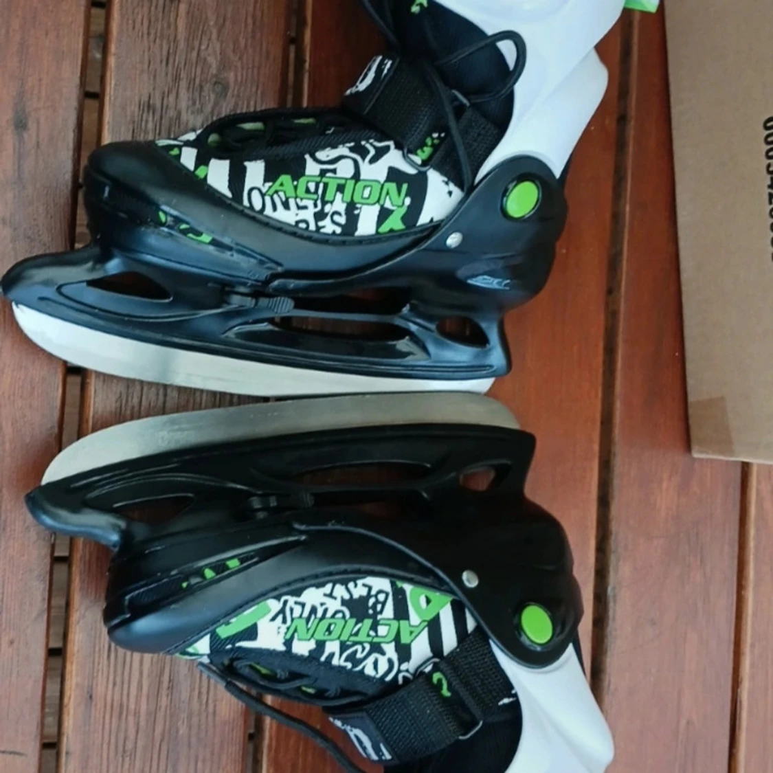 Svarta och gröna skridskor - 2