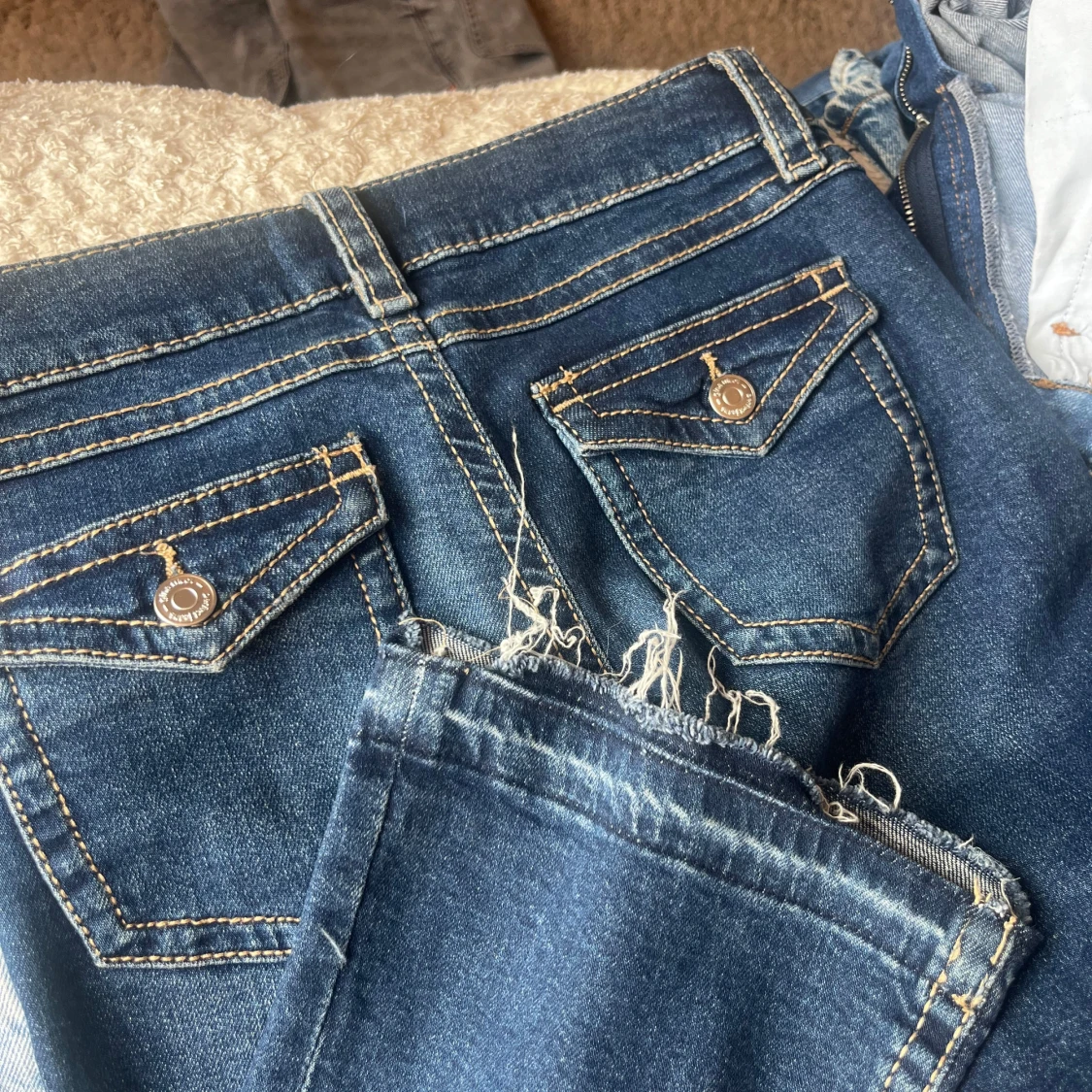 Mörkblå lågmidjade bootcut jeans med fickdetaljer - 1
