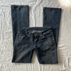 Lågmidjade jeans - Bra skick! Mått: midjemått rakt över 39-43 stretch grenhöjd 20 benöppning 21 innerbenslängd 84,5 cm💗