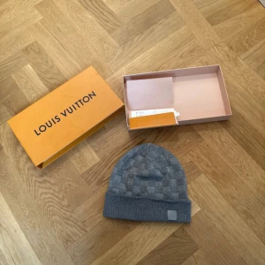 louis vuitton mössa  - Fin lv grå mössa i bra skick med kvittot och låda helt äkta, fraktar direkt 
