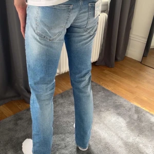 Replay ljusblå  jeans - Säljer ett par replay jeans i ljusblå tvätt med slitningar och distressed detaljer på benen. Jeansen har normal passform, raka ben och klassisk femficksdesign. W 31, L 34. Helt nya 