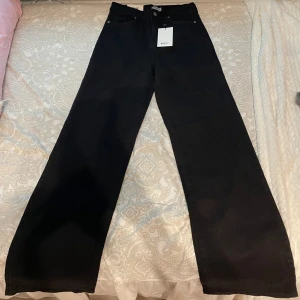 Svarta jeans Madlady - Svarta baggy utsvängda jeans i Tall från Madlady. Helt oanvända med lappen kvar. Storlek 40. Midjemått: 70cm. Benlängd: 85cm.                               Nypris 700kr men säljer för 250kr. 💕💕
