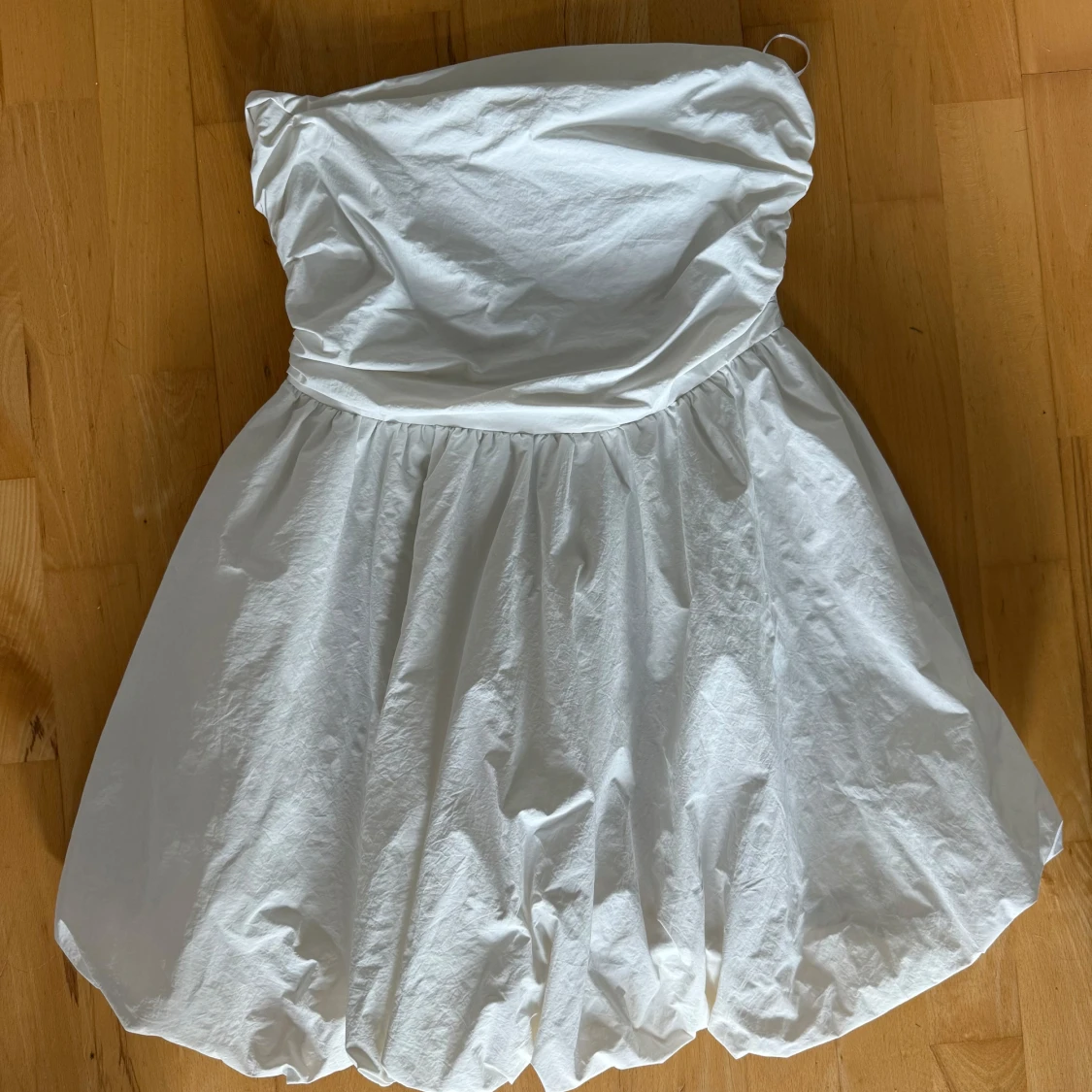 Vit axelbandslös kortklänning