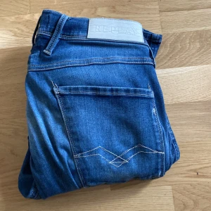 Blå jeans från Replay - Snygga blå jeans från Replay i storlek 32. Jeansen är i bra skick. 