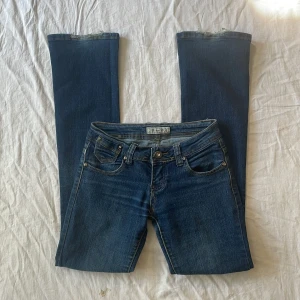 Lågmidjade jeans - Bra skick, lite slitna på insida lår och längst ner på benen(bild1) mått: midjemått rakt över 35-40 stretch grenhöjd 18 benöppning 19,5 innerbenslängd 81cm💗