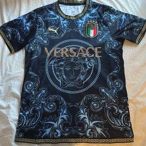 Italien  fotbollströja - Säljer en Italien fotbollströja 
