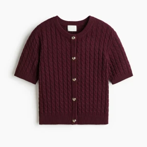 hm kofta - säljer en vinröd kabelstickad kofta i storlek s från h&m. koftans knappar har ett annorlunda mönster gemfört med den på bilden. köptes i korea 2024 men har inte använts, endast testad