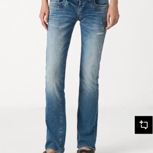 Blå bootcut jeans från LTB - Snygga blå bootcut jeans från LTB med slitningar och ljusare partier framtill. Klassisk femficksmodell med bruna sömmar och broderade bakfickor. Pris kan diskuteras 