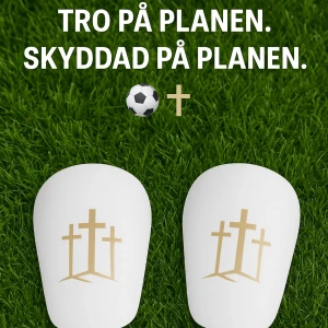 Mini benskydd - TRO PÅ PLANEN. SKYDDAD PÅ PLANEN. ✝️⚽  Ge ditt spel en starkare grund – både fysiskt och andligt. Våra benskydd med korssymbolen är mer än bara skydd – de är ett statement. ⁠ För spelare som bär sin tro både i hjärtat och på planen.  🛡️ Lättvikt 💥 Hållbart skydd 🙏 Design med mening