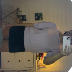 Ljuslila stickad tröja Vero Moda - Superfin ljuslila stickad tröja från Vero Moda med puffiga halvlånga ärmar och ribbade muddar. Köpt på vero Moda, storlek S💞