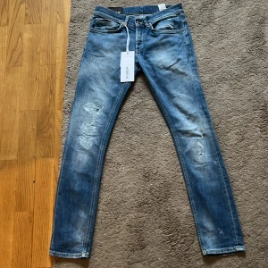 Dondup Jeans - Säljer ett par blå skinny jeans från Dondup i storlek 29. Jeansen har slitna detaljer lite överallt, men störst på knäna, Säljer på grund av att dem inte passade mig men fortfarande riktigt snygga! Skriv gärna ifall du har några frågor eller vill ha fler bilder. Priset är inte hugget i sten heller, kom gärna med förslag! Mvh Axvi.