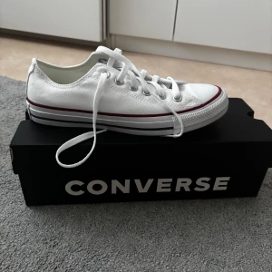 Vita Converse All Star sneakers - Klassiska vita Converse All Star, passar för de som har 38-40, helt sprillans nya bara provade. Nypris 850kr❤️