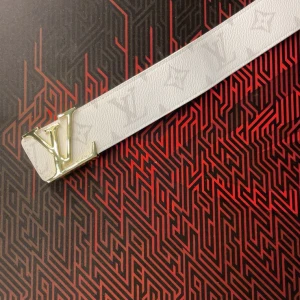 Helvitt bälte - Helvit bälte i storlek 115. Stilrent och perfekt för en lyxig stil ‼️SJUKT BRA DEAL I BION‼️