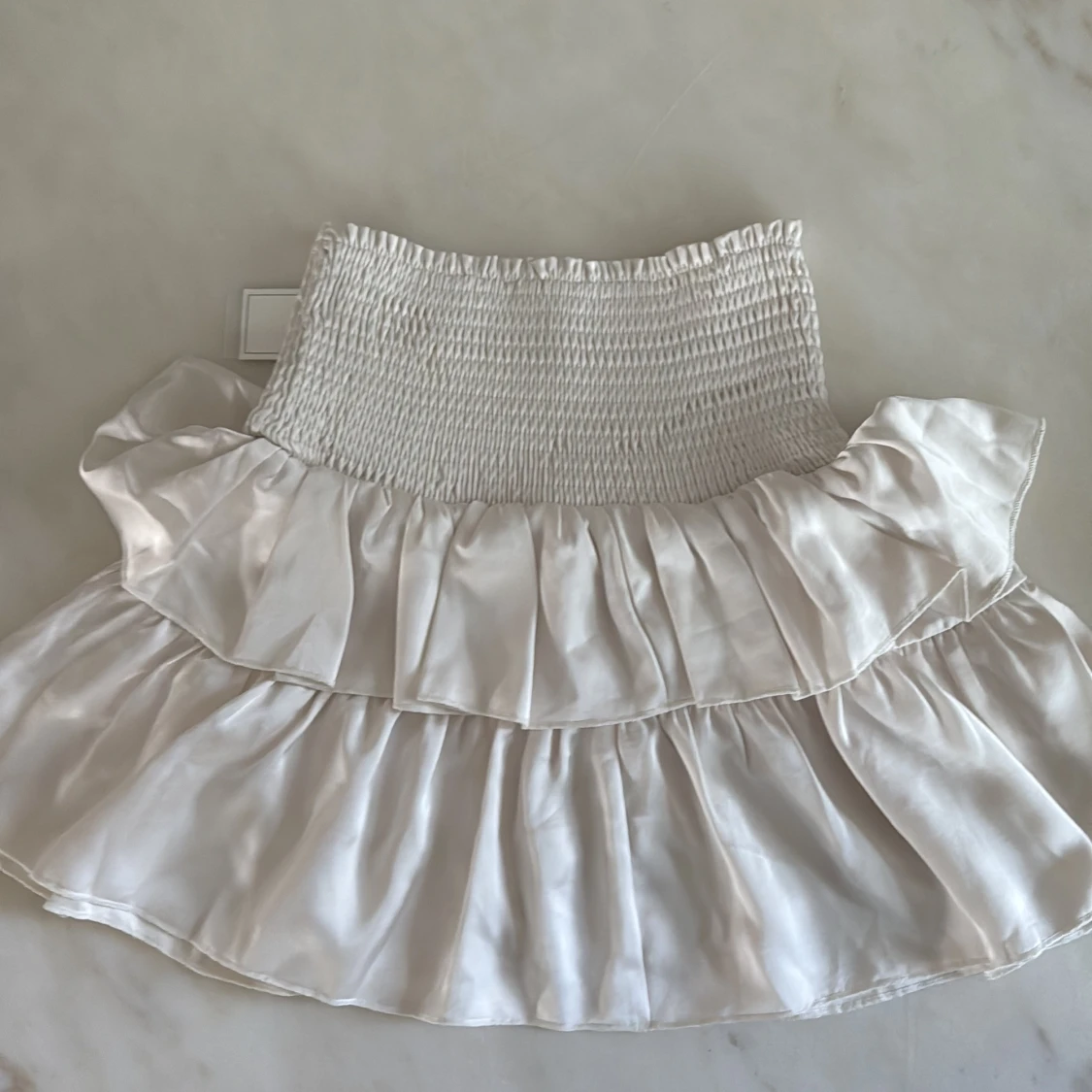 Vit satinvolangkjol från Neo Noir - 2