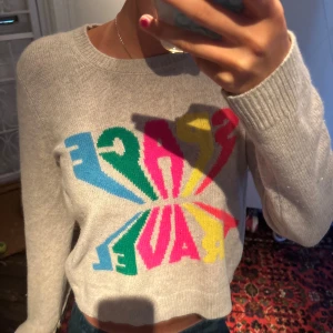 Grå kashmirtröja From Future - Supermjuk grå kashmirtröja från From Future med färgglad spece travel i olika färger.  Perfekt för dig som gillar färg! Väldigt trendig också