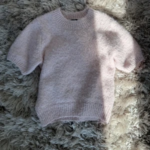 lila-rosa stickad topp - använd ca 4 gånger, inga defekter förutom att materialet blivit lite nopprigt efter tvätten!! ska vara ljusrosa men tycker den har en svag lila nyans, köpt för 300kr