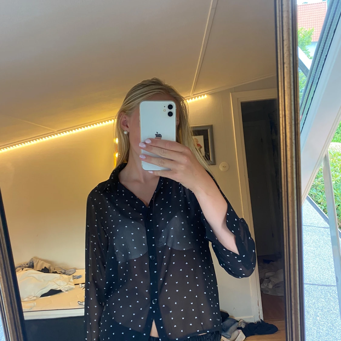 Svart transparent skjorta med hjärtan