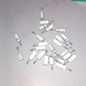 Nyckelringar i form av Absolut Vodka - Säljer flera små nyckelringar som ser ut som miniatyrflaskor av Absolut Vodka. De är gjorda av genomskinlig plast med etikett och metallögla för att fästa på nyckelknippa eller väska. Perfekt accessoar för dig som gillar unika detaljer.