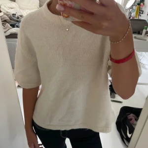 Vit stickad tröja  - Säljer denna fina stickade tröja med korta ärmar. Skriv för fler bilder eller andra frågor💞