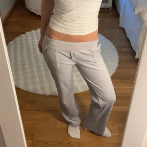 Juicy Couture byxor  - Säljer ett par ljusgrå/blåa mjukisbyxor med raka ben, två fickor fram och bak. Är gjorda i mjukt material och är i storlek M, men uppsydda några centimeter (är 170cm lång) ❣️