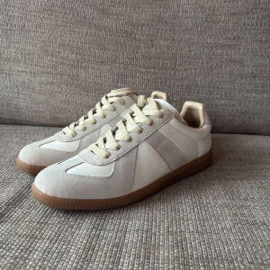 Maison margiela stl 44 - Tvär snygga gats från maison margiela riktigt nice skor att ha nu på sommaren och är i bra skick men använda i cirka 4 månader säljer för att jag har växt ut dem .pris är inte hugget i sten 