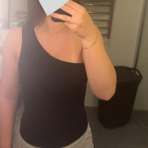 2 stycken one shoulder toppar från Gina Tricot i XS - Säljer två jättefina, sköna och stilrena one shoulder toppar från Gina Tricot i storlek XS. En är svart och den andra är brun, båda i stretchigt och mjukt material. Perfekta att styla med allting! Sitter tight och framhäver axlarna väldigt fint! Använda max 5 gånger! Går bra att köpa bara en om det önskas även fast de är i samma annons! 175kr styck och båda tillsammans för 300! Köparen står för frakten❤️Inga lösa trådar eller hål finns!