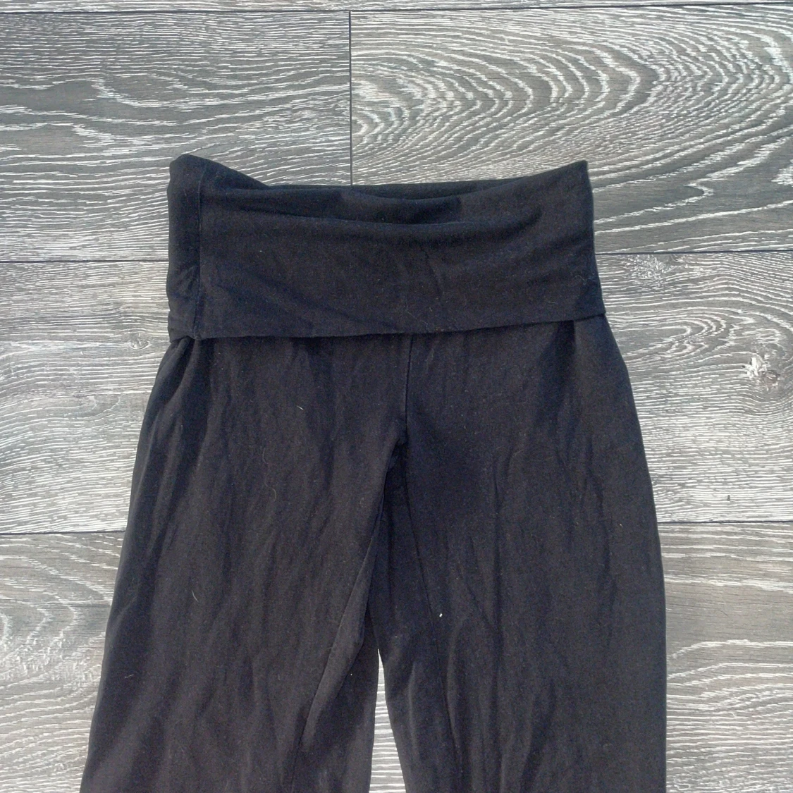 Svarta bootcut byxor från H&M - 1