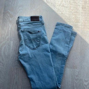 Ljusblå skinny jeans Tommy Hilfiger - Snygga ljusblå skinny jeans från Tommy Hilfiger med klassisk femficksdesign och läderpatch bak. Jeansen har låg midja och är tillverkade i mjukt denim med stretch för extra komfort. Perfekta för dig som gillar en slimmad look och vill ha ett par stilrena jeans.