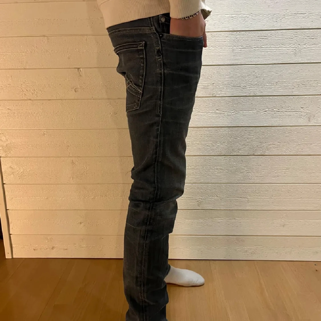 Svarta slim jeans med broderade bakfickor - 1