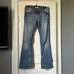Blå bootcut jeans från g perfect jeans - Snygga blå jeans från Gina perfect jeans i klassisk bootcut-modell. Jeansen har en normalblå tvätt med lätt slitning. Djur finns i hemmet! 🩷