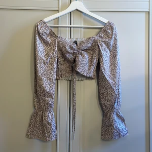 Blus - Blommig blus med justerbar framsida, i storlek S från SHEIN 