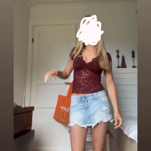 Vinröd spetsblus med v-ringning - Jätte fin vinröd blus, från början långärmad som jag sedan klippt till ett linne/t-shirt!❤️