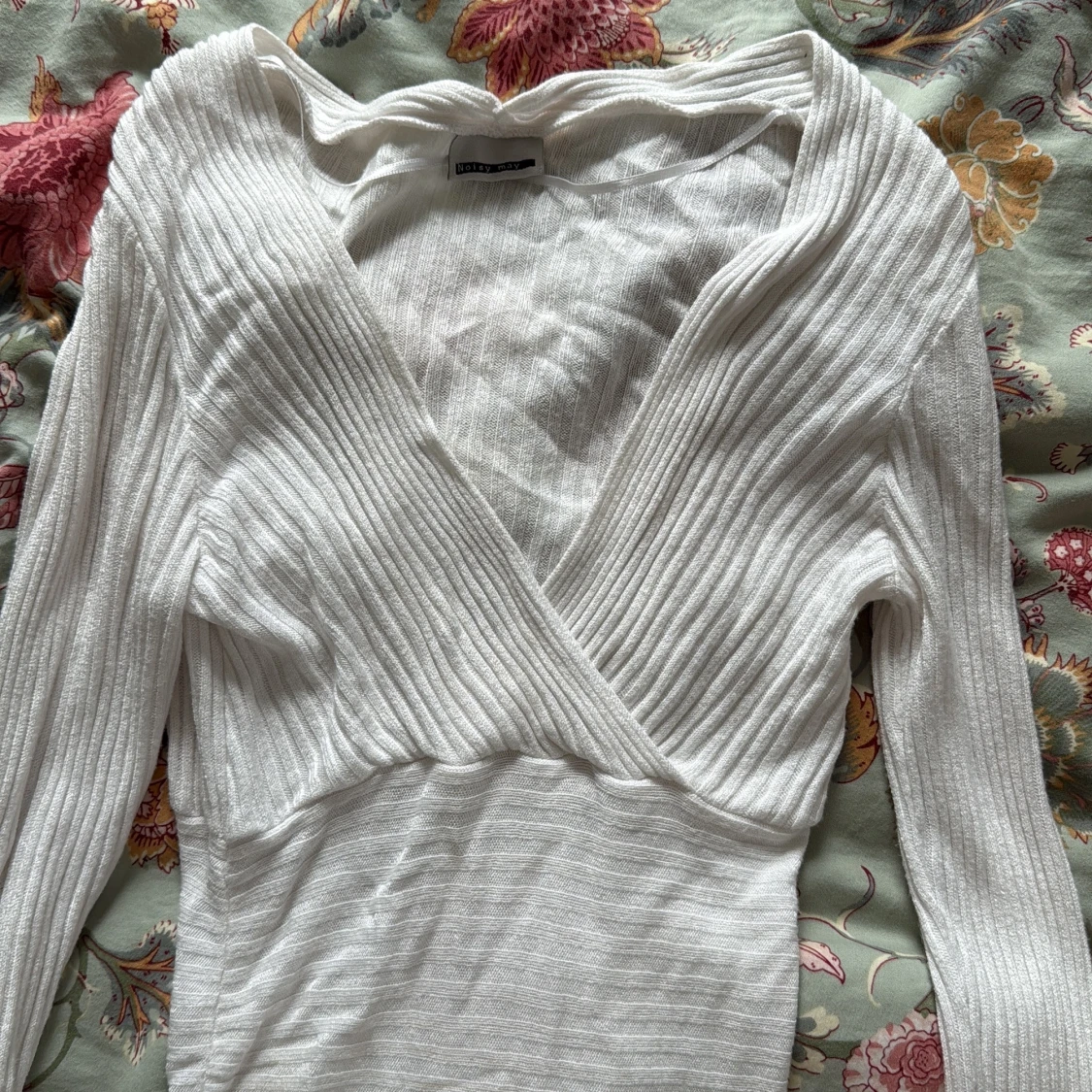 Vit omlott v-ringad ribbad tröja - 1