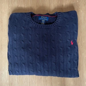 FETASTE RALPH LAUREN TRÖJAN  - Kabelstickad Ralph lauren tröja, i den snyggaste färgen. 18-20 i barn storlek eller medium passar dig som är över 180 cm 