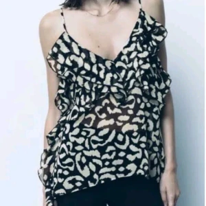 Leopardmönstrad volangtopp från Zara - Säljer denna supersnygga volangtoppen från Zara i strl XS!🤍 Använd max 2 gånger, säljer för att den inte kommer till användning😚
