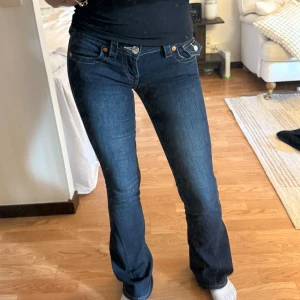 True Religion Joey Low Rise Flare Jeans - Snygga mörkblå jeans från True Religion, modell Joey Low Rise Flare. 