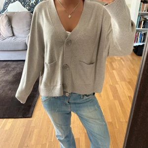 Beige stickad kofta - Supersöt stickad kofta med knappar och fickor. Storlek M❤️inga defekter använd ett fåtal gånger 