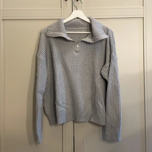 Grå stickad tröja - Grå stickad tröja med dragkedja från SHEIN i storlek S