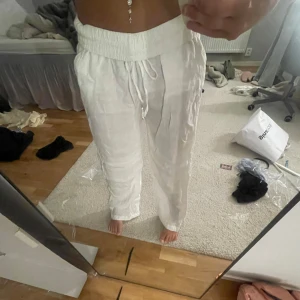 Vita linnebyxor med snörning - Säljer ett par fräscha vita linnebyxor  från Gina tricot i stl 34. Använt 1 gång. 