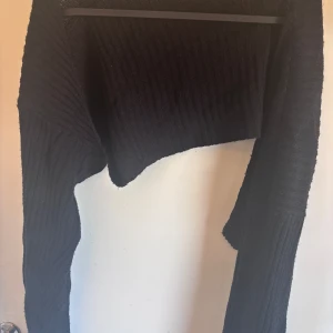 Svart croppad stickad tröja/cardiganh - Säljer en svart croppad stickad tröja med ribbad struktur. 