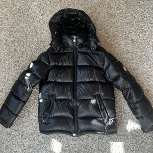 Moncler maya jacka  - Snygg svart pufferjacka i modellen maya från Moncler! Den är i storlek 1 och passar dom flesta! Köpte den på Plick men den är i väldigt gott skick .  Har inget äkthetsbevis men jag själv skulle säga att den är äkta😊 hör av er om ni vill ha fler bilder! 