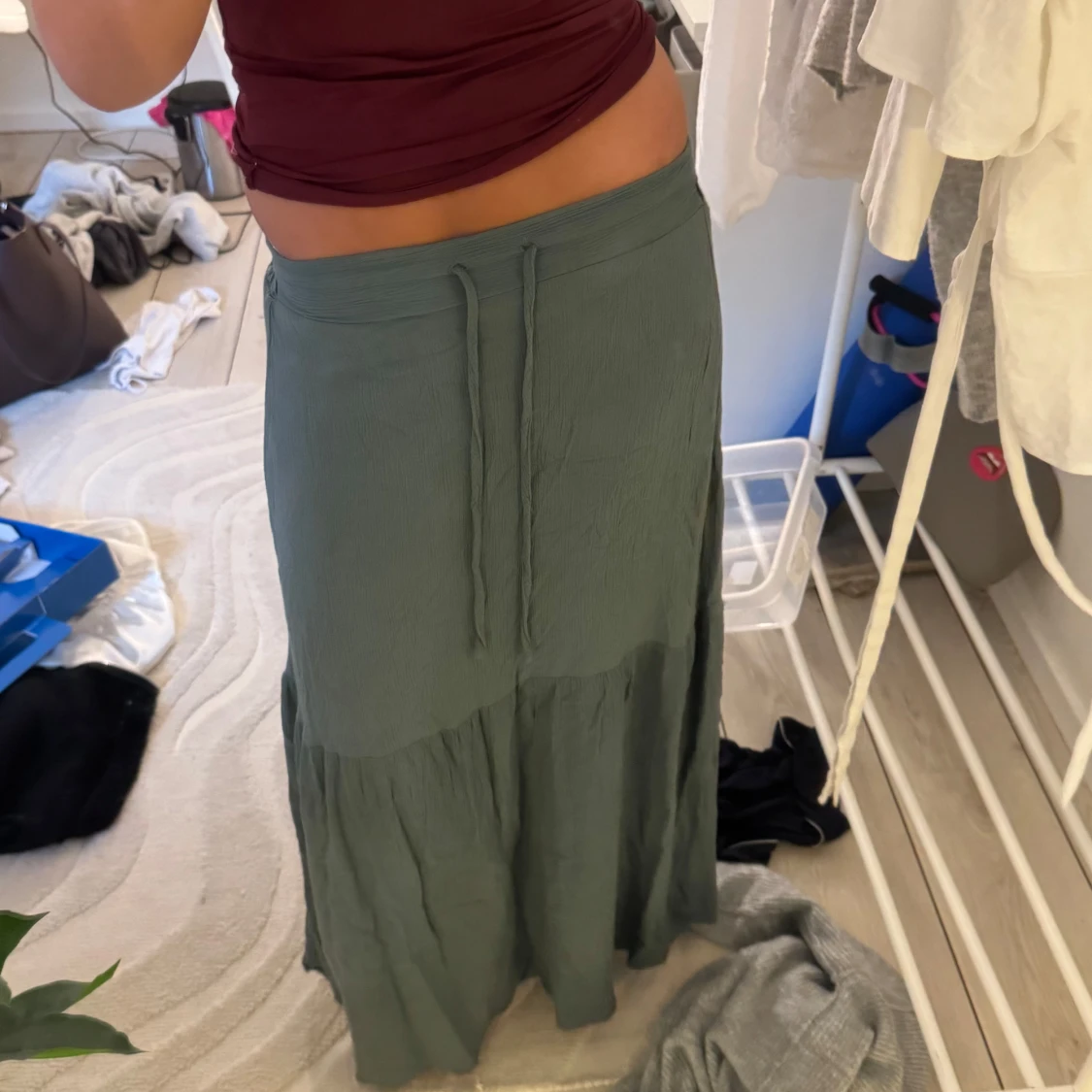 Grön långkjol med snörning