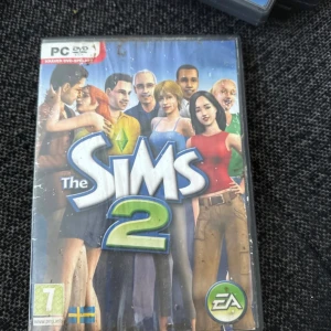The Sims 2 - Skapa och styr ditt eget virtuella liv! Bygg drömhus, skapa unika simmar och bestäm deras öde. Perfekt för dig som gillar kreativitet, drama och att forma egna berättelser. Ett klassiskt PC-spel som passar både unga och unga vuxna.                                                                     Obs! Det går att spela spelet, men förpackningen är väldigt trasig! 
