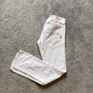 Dondup jeans vita - Tja säljer nu mina riktigt snygga trendiga vita dondup jeans i storlek 31. 10/10 skick! Hör av er vid fler funderingar🫶