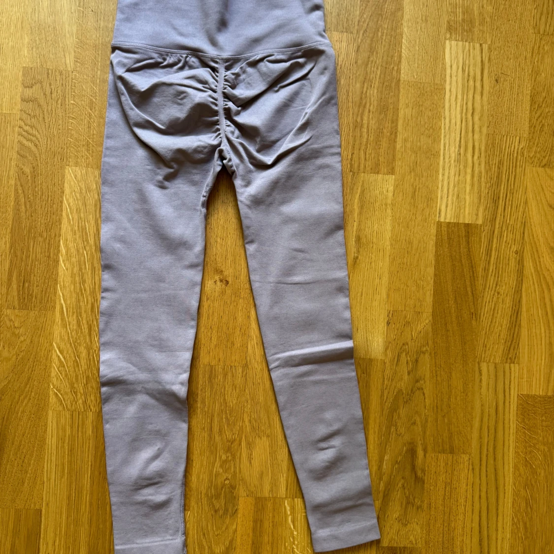 Grå beige seamless leggings med scrunch - 1