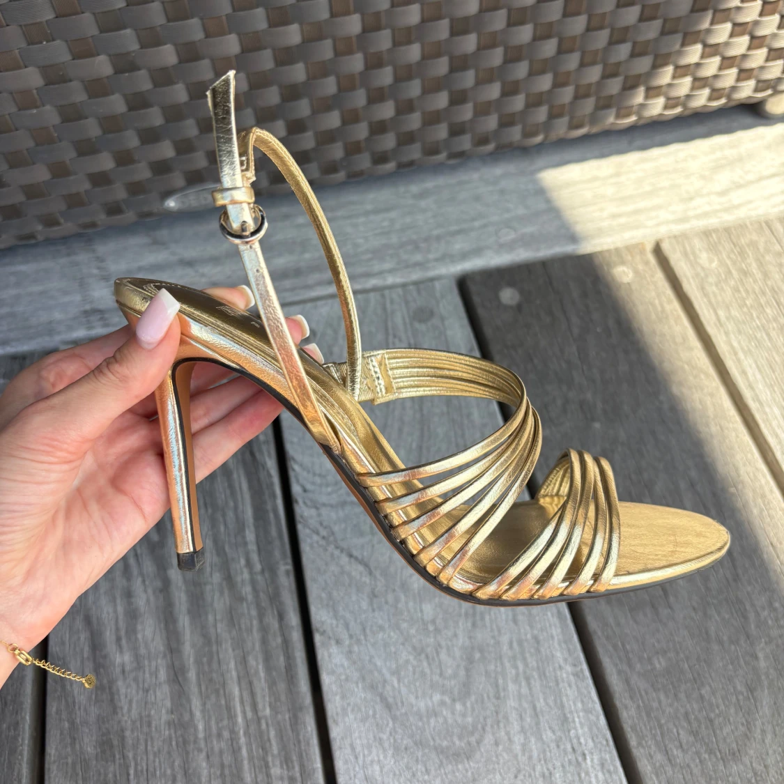 Guldiga sandaler med klack från Zara