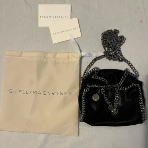  Stella McCartney väska  - Stella McCartney väska i modellen tiny tote. Använd fåtal gånger, kan diskutera om priset💕