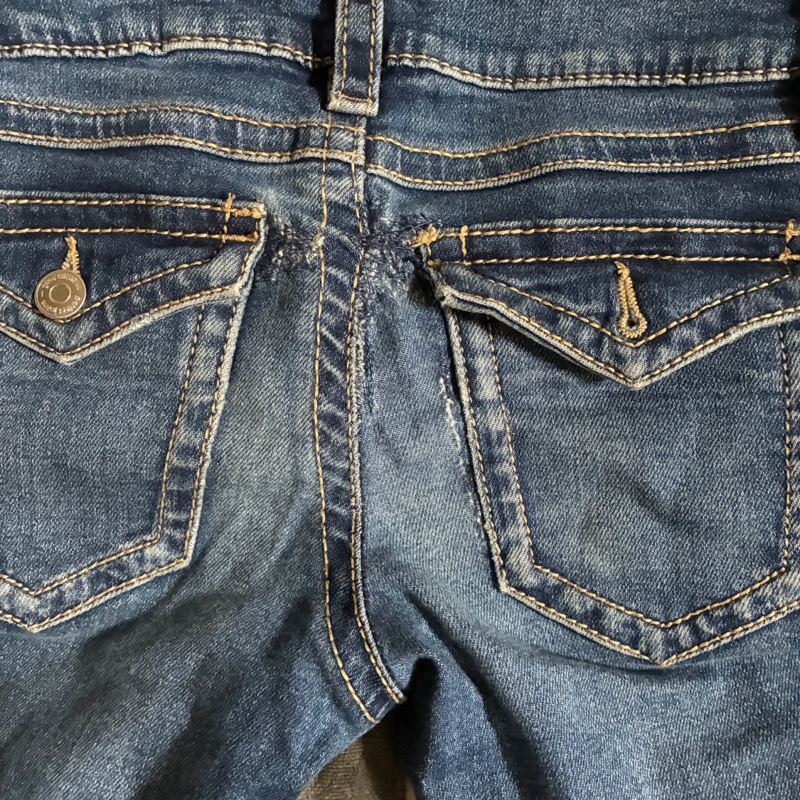 Blå bootcut jeans med fickdetaljer - 2