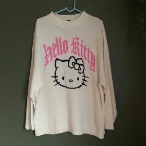 Hello kitty tjocktröja - Använd några gånger men fortfarande i bra skick:)